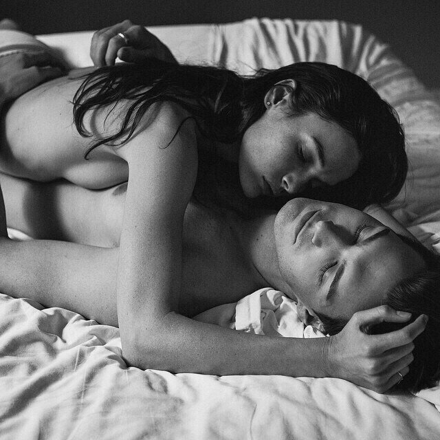 Влюблённая парочка каждое утро начинает с бодрящего секса в своей постели
