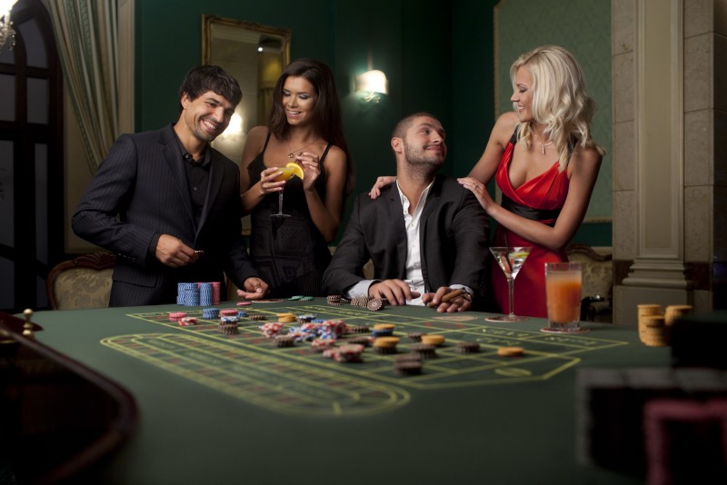 Шулеры проигрывают в покер девушке в казино и дерут дуплетом