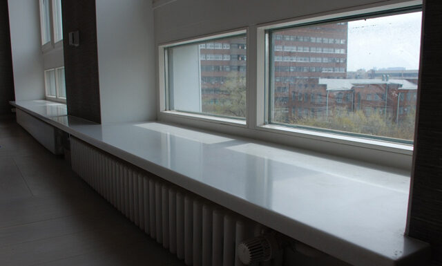 Подоконник из акрилового камня: чем он удобнее пластикового, почему он популярен в малогабаритных квартирах, почему он лучше вписывается в дизайнерский ремонт