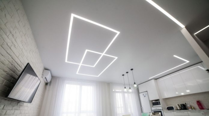 Натяжной потолок со световыми линиями: это роскошь или необходимость?