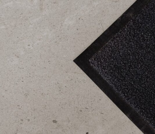 Выбор грязезащитного коврика для улицы: практичность и стиль в одном