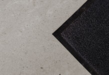 Долговечность и износостойкость: почему резиновые рулонные покрытия выбирают для общественных мест