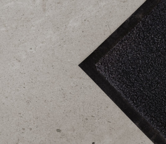 Долговечность и износостойкость: почему резиновые рулонные покрытия выбирают для общественных мест