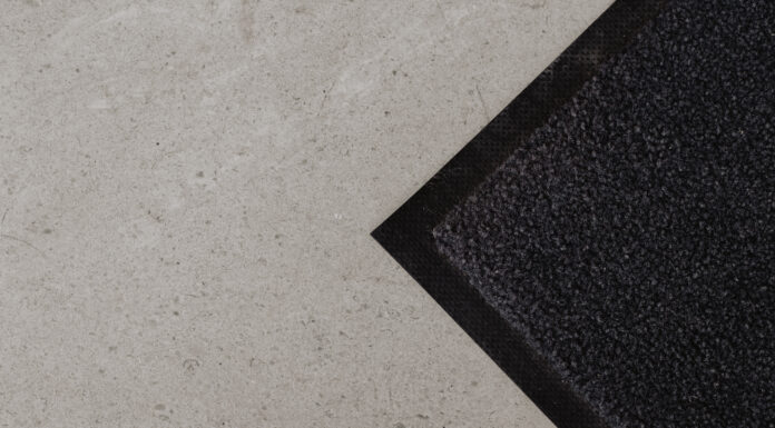 Долговечность и износостойкость: почему резиновые рулонные покрытия выбирают для общественных мест